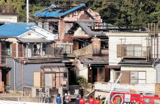 屋根などが焼けた民家＝１８日午前８時３８分、淡路市岩屋