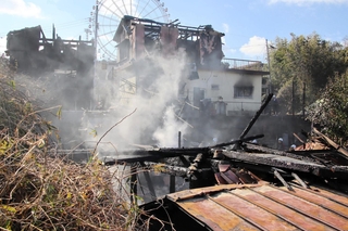 火災で焼けた民家＝１８日午前１０時８分、淡路市岩屋