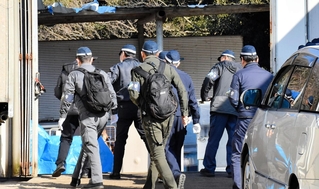 金属買い取り会社への捜索に入る捜査員ら＝２０日午前、神戸市西区
