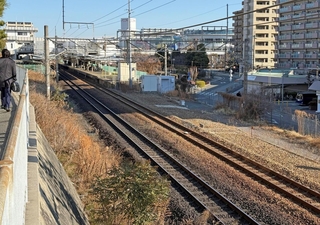 乳児とみられる人骨が見つかったＪＲ伊丹駅南側の線路沿い＝23日午前８時40分、伊丹市伊丹１