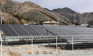 窃盗被害に遭った太陽光発電施設。山裾の集落内にソーラーパネルが広がっている＝兵庫県上郡町尾長谷