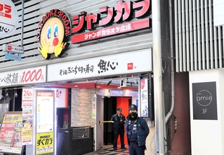 男性が倒れているのが見つかったエレベーターのあるビル＝２７日午前８時３２分、神戸市中央区北長狭通１