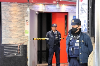 男性が倒れているのが見つかったとみられるエレベーター＝２７日午前８時３２分、神戸市中央区北長狭通１