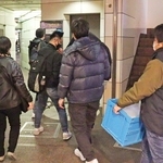 違法に営業をしていたとみられる店舗があるビルに入る捜査員ら＝６日夕、神戸市中央区中山手通１