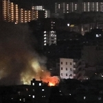 住宅街の中で燃える民家＝１３日午前２時５６分、神戸市中央区東川崎町１から同市兵庫区西出町１を望む