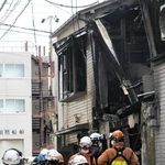 火災があった現場を調べる消防隊員や警察官＝１３日午後０時４１分、神戸市兵庫区西出町１