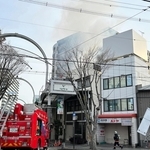 建物火災の消火活動を行う消防隊員ら＝３日午前８時３１分、加古川市加古川町寺家町