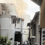炎を上げて燃える建物＝３日午前８時２９分、加古川市加古川町寺家町