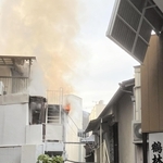 炎を上げて燃える建物＝３日午前８時２９分、加古川市加古川町寺家町