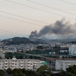 黒煙が広範囲に広がった火災現場=神戸市須磨区