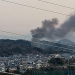 黒煙が広範囲に広がった火災現場=神戸市須磨区