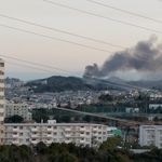 黒煙が広範囲に広がった火災現場=神戸市須磨区