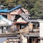 火災で焼けた民家＝１８日午前８時４１分、淡路市岩屋