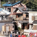 屋根などが焼けた民家＝１８日午前８時３８分、淡路市岩屋