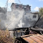 火災で焼けた民家＝１８日午前１０時８分、淡路市岩屋