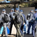 金属買い取り会社への捜索に入る捜査員ら＝２０日午前、神戸市西区