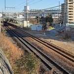 乳児とみられる人骨が見つかったＪＲ伊丹駅南側の線路沿い＝23日午前８時40分、伊丹市伊丹１