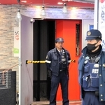 男性が倒れているのが見つかったとみられるエレベーター＝２７日午前８時３２分、神戸市中央区北長狭通１