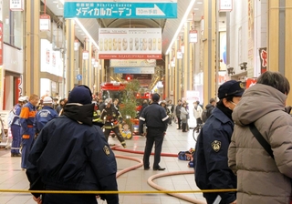 一時封鎖され、騒然とする商店街＝７日午後７時２２分、姫路市駅前町