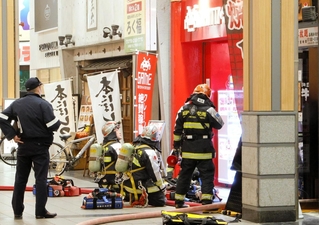 消火活動に当たる消防隊員＝７日午後７時２２分、姫路市駅前町