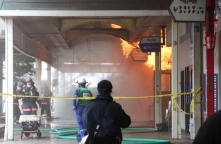 明石銀座商店街の一角から出火し、燃え上がる炎＝１２日午後０時１２分、明石市本町１