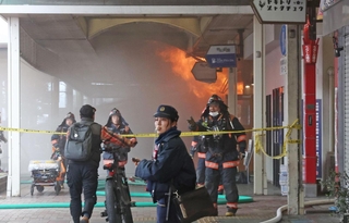明石銀座商店街の一角から出火し、燃え上がる炎＝１２日午後０時１２分、明石市本町１