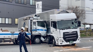 衝突した２台のトラック＝１８日午後５時２１分、尼崎市東海岸町