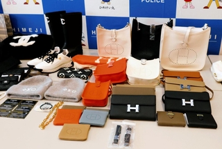 姫路署が押収した偽の高級ブランド品＝姫路市市之郷、姫路署