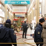 一時封鎖され、騒然とする商店街＝７日午後７時２２分、姫路市駅前町