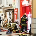 消火活動に当たる消防隊員＝７日午後７時２２分、姫路市駅前町