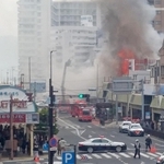 商店街の一画で炎を上げて燃える建物＝１２日午後０時半、明石市本町１