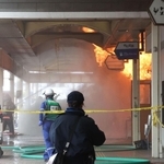 明石銀座商店街の一角から出火し、燃え上がる炎＝１２日午後０時１２分、明石市本町１