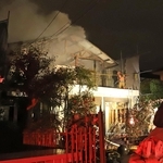 白煙を上げる民家＝１１日午後７時５３分、西宮市新甲陽町