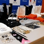姫路署が押収した偽の高級ブランド品＝姫路署