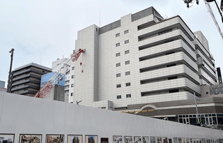 商業ビルに接触したクレーン＝１０日午後、神戸市中央区雲井通