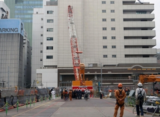 クレーンが建物にぶつかった工事現場＝１０日午後４時１３分、神戸市中央区雲井通５