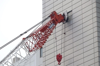 建物にぶつかったクレーン＝１０日午後４時１０分、神戸市中央区雲井通５