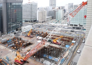 隣接する建物に接触したクレーン＝１０日午後４時４７分、神戸市中央区雲井通６