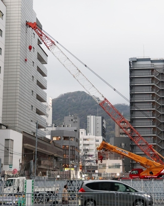 隣接する建物に接触したクレーン＝１０日午後５時５７分、神戸市中央区雲井通６