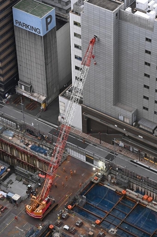 隣のビルに接触したクレーン＝１０日午後、神戸市中央区雲井通５