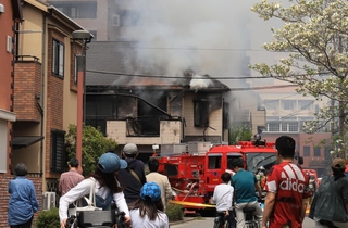 住民らが不安げに消火活動を見守った火災現場＝１９日午前１１時１８分、西宮市屋敷町