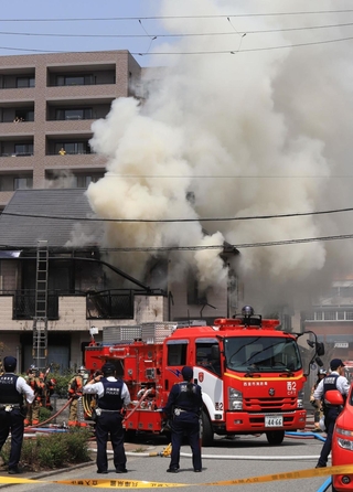 ２階から煙が上がる民家＝１９日午前１１時２９分、西宮市屋敷町（撮影・吉田敦史）