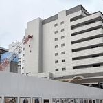 商業ビルに接触したクレーン＝１０日午後、神戸市中央区雲井通