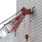 建物にぶつかったクレーン＝１０日午後４時１０分、神戸市中央区雲井通５