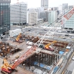 隣接する建物に接触したクレーン＝１０日午後４時４７分、神戸市中央区雲井通６