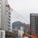 隣接する建物に接触したクレーン＝１０日午後５時５７分、神戸市中央区雲井通６