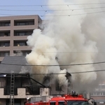 ２階から煙が上がる民家＝１９日午前１１時２９分、西宮市屋敷町（撮影・吉田敦史）