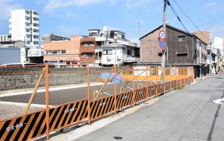 ２０２１年１１月に尼崎市と警察の警告を受けて一斉閉店した非合法風俗街の旧「かんなみ新地」跡地＝４日午後、同市神田南通３