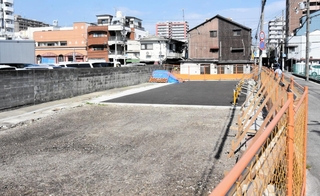 ２０２１年１１月に尼崎市と警察の警告を受けて一斉閉店した非合法風俗街の旧「かんなみ新地」跡地＝４日午後、同市神田南通３