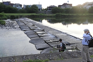 男子中学生が遊んでいたとみられる夢前川付近＝１８日午後６時４０分、姫路市飾磨区山崎台から